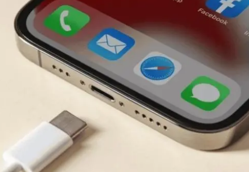 南宁苹果15维修分享iPhone15改USB-C接口后能和安卓用户互借充电器吗 